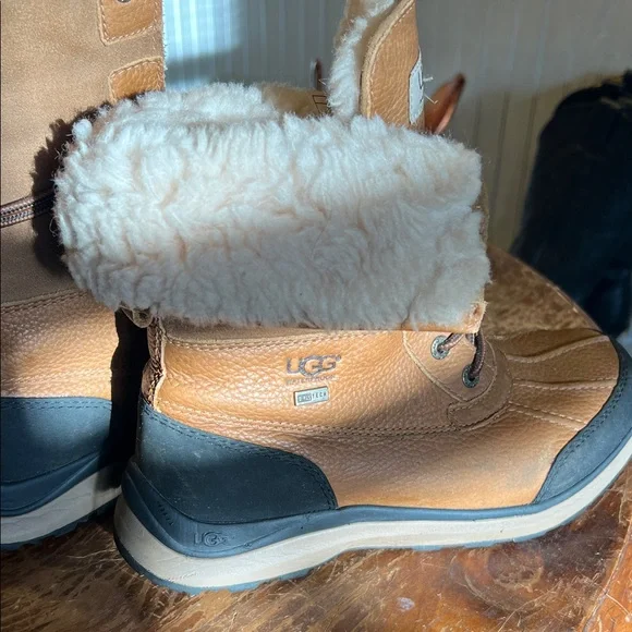 UGG Adirondack Snow boots. Tan and Black Leather Boots - Picture 6 of 8